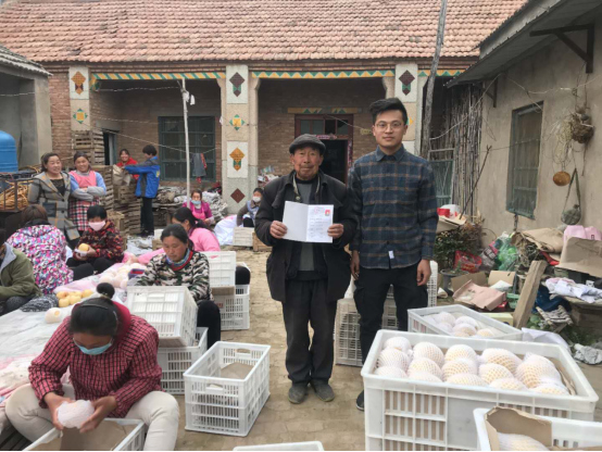 葛集镇工会联合会积极帮助贫困户销售库存水果