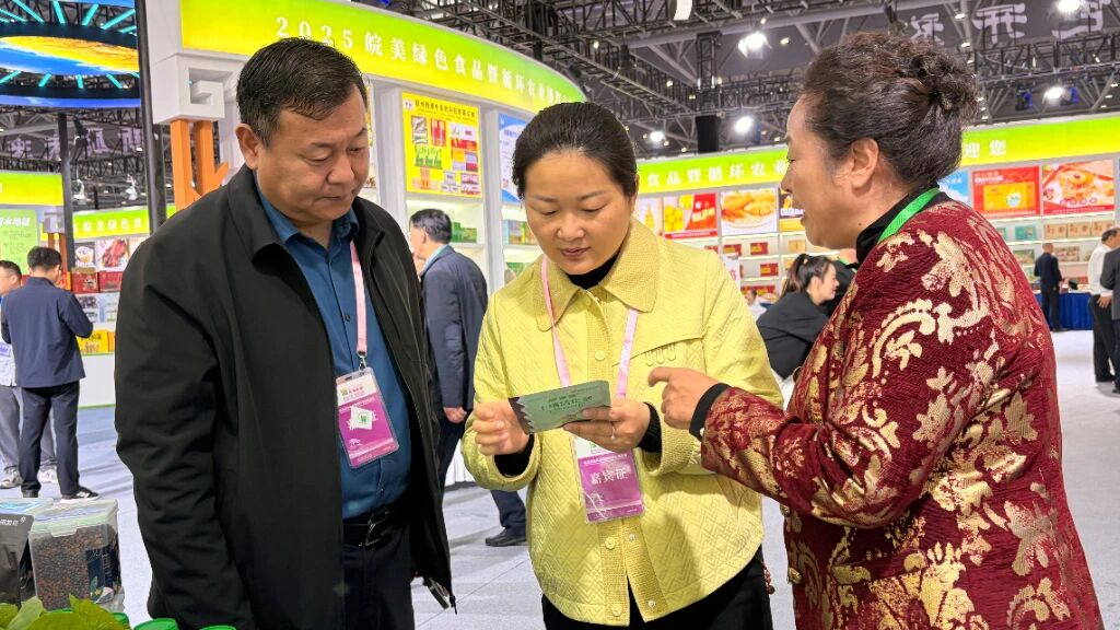 沈慧星、赵振海察看2025皖美绿色食品暨循环农业博览会我县布展情况