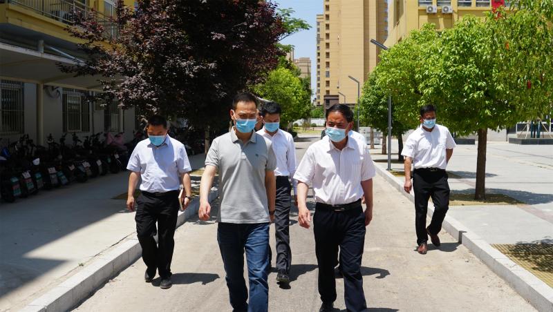 秦晓明一行先后来到砀山铁路小学,中心幼儿园,西关小学,第五中学,第四