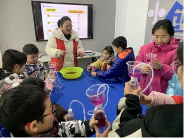 砀山县科技馆开展前沿科技主题实验课希罗喷泉